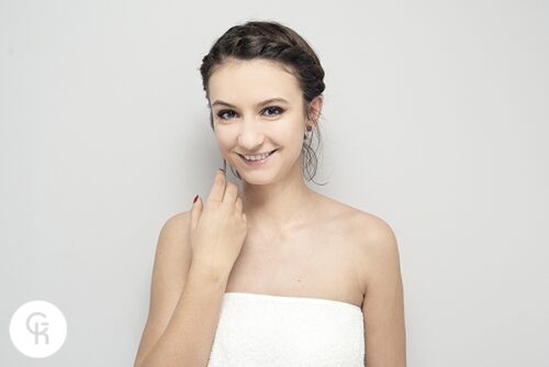 Uśmiechnięta kobieta w ręczniku