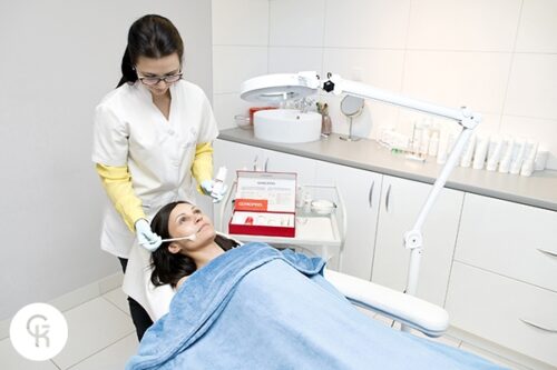 Kobieta podczas nakładania pędzelkiem peelingu chemicznego Glykopeel