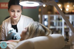 Kosmetolog wykonujący zabieg medycyny estetycznej