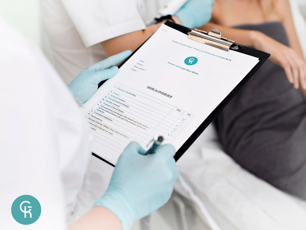 Kosmetolog wypełnia kwestionariusz i zapisuje Klienta na godziny