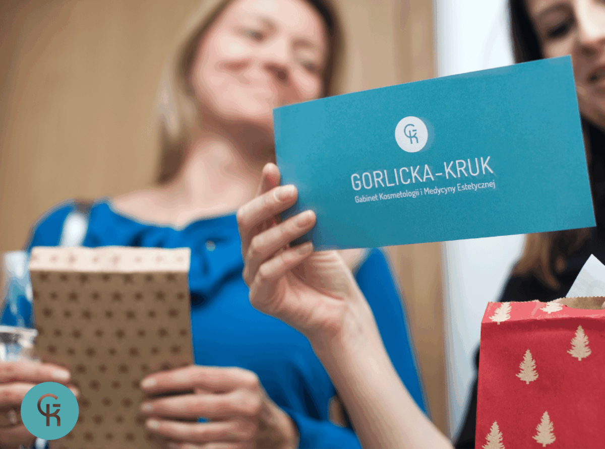 Kobiety czytające ulotkę