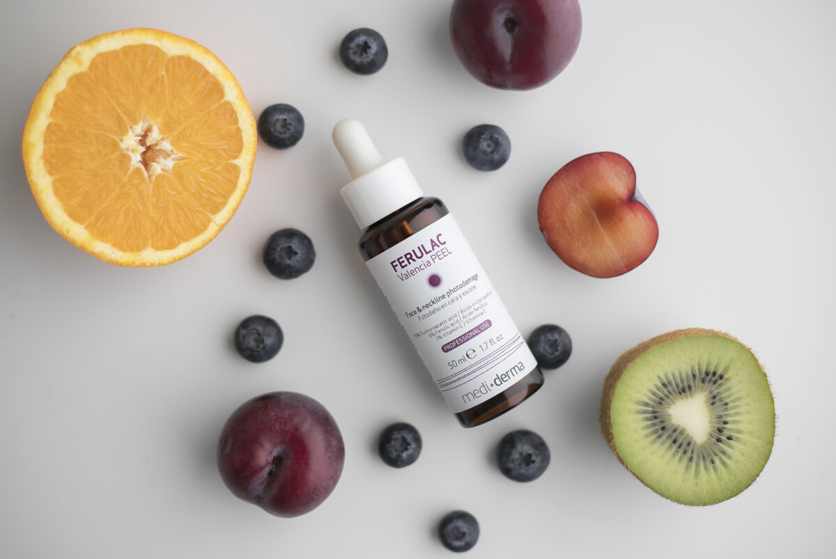 Kosmetyk w otoczeniu owoców