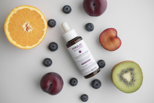 Kosmetyk w otoczeniu owoców